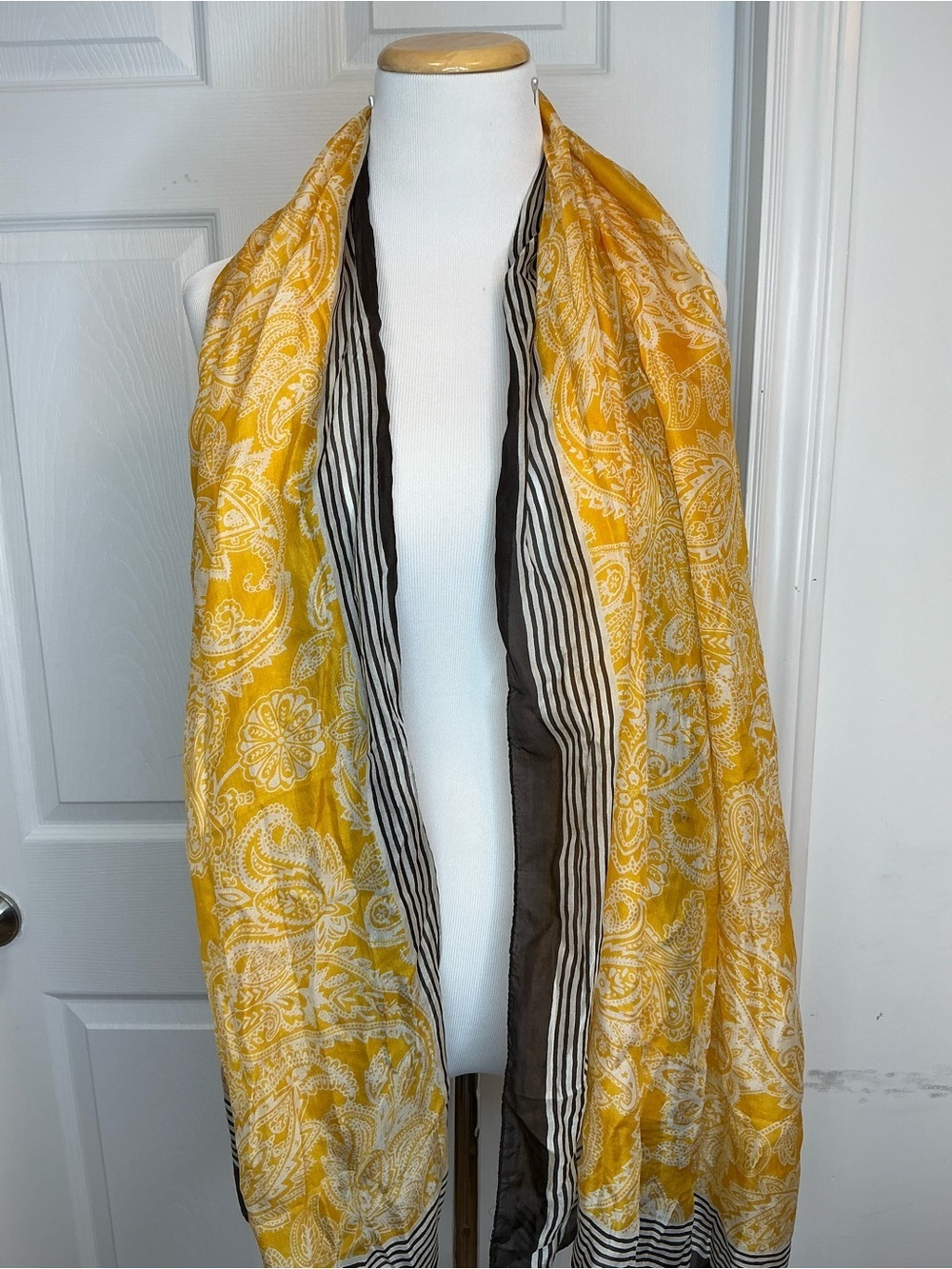 2050 - Antibes Blanc 100% Silk Paisley Scarf - Picture 4 of 6